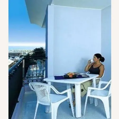 شقة Comfortable With Terrace *